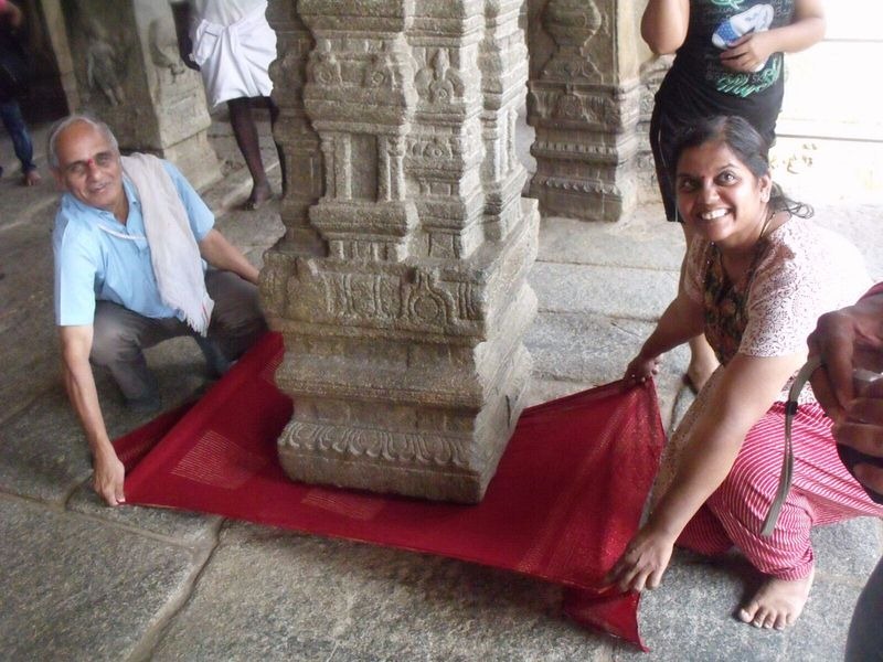 lepakshi-temple-hanging-pillar-lepakshi-temple-hanging-pillar-Unsolved Mystery of Indian in Hindi